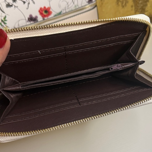 Chic Floral Cream Crossbody Bag, wallet and card holder.. - Picture 2 of 14